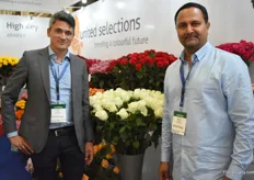 Jelle Posthumus together with Sachin Appachu of Bliss Flora standing next to the Nova Vita (white rose in the middle). Bliss Flora is growing this new variety of United Selections.